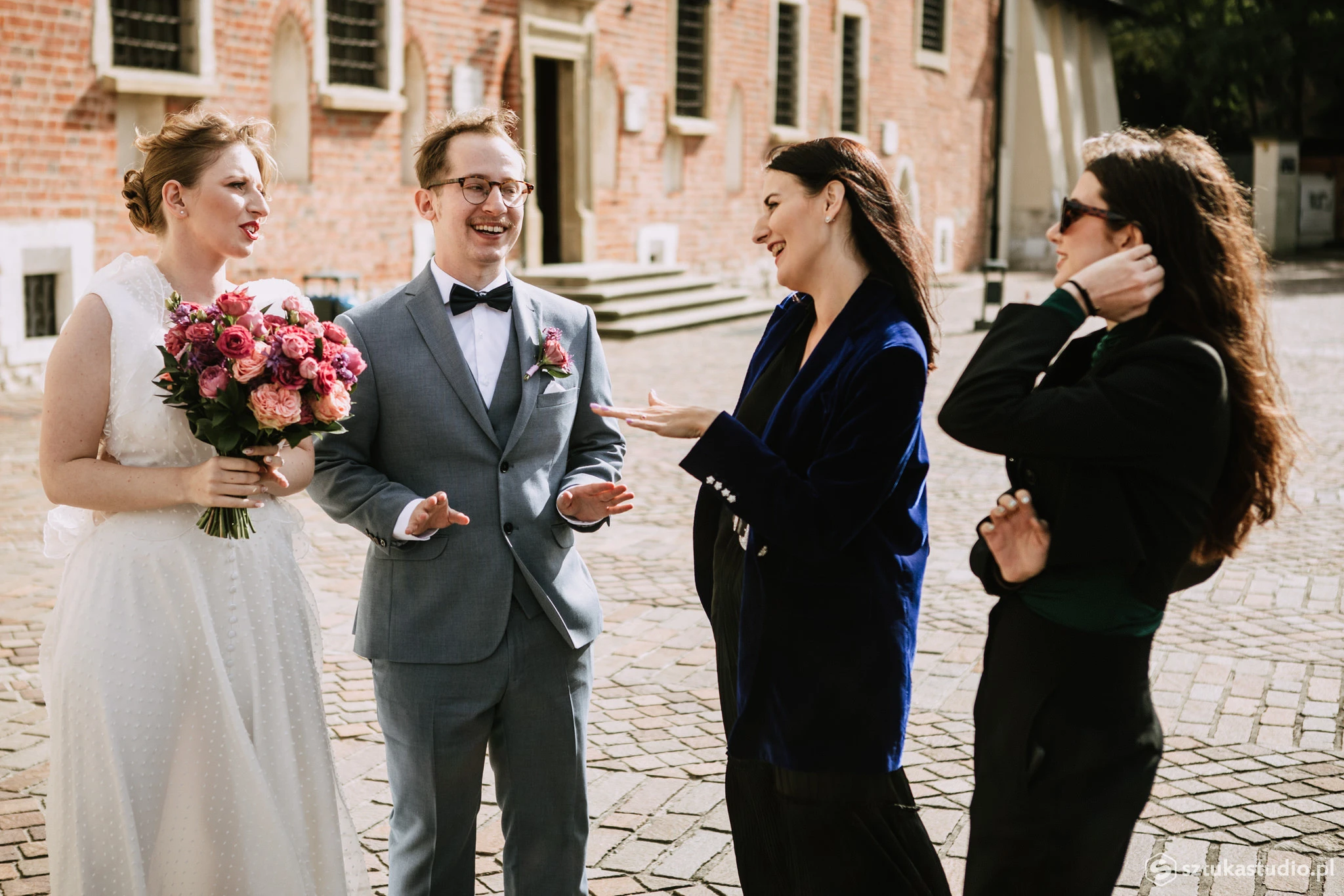 Wedding plannerka podczas rozmowy z parą młodą w dniu ślubu